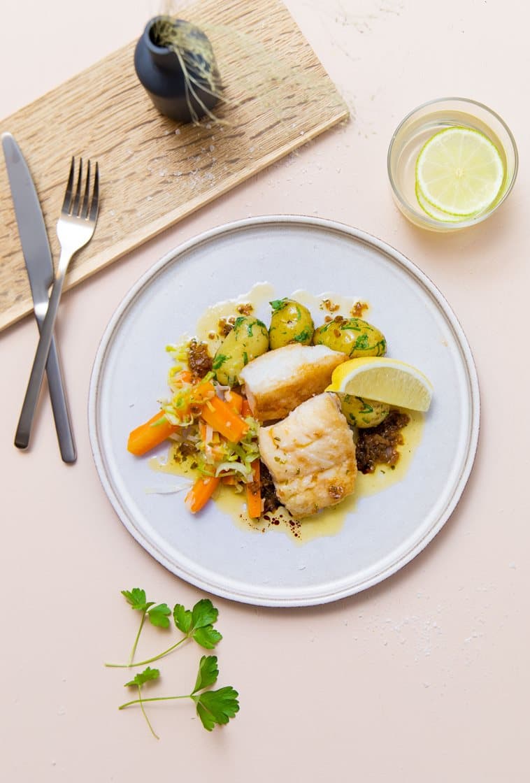 Pannestekt lyr med gulrøtter og purre, persillepoteter og soyasmør