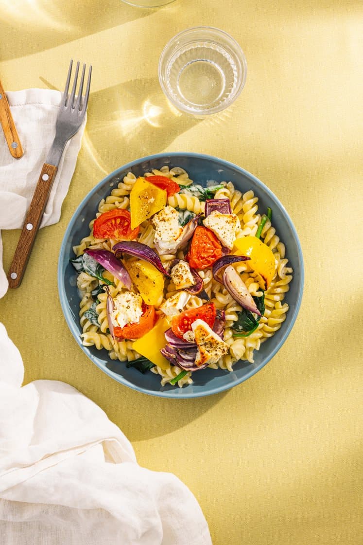 Glutenfri hvitløkskremet pasta med chevrebakte grønnsaker og spinat