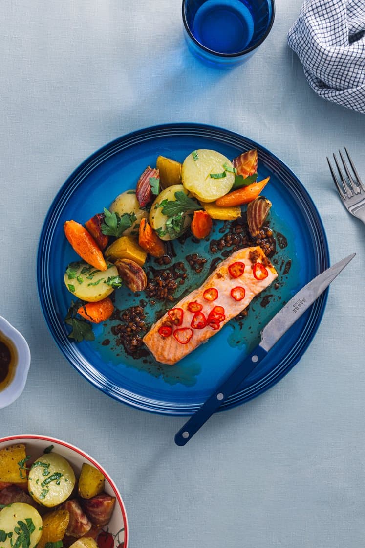 Chilibakt laksefilet med ovnsbakte rotgrønnsaker, ingefær- og soyasmør og persillepoteter