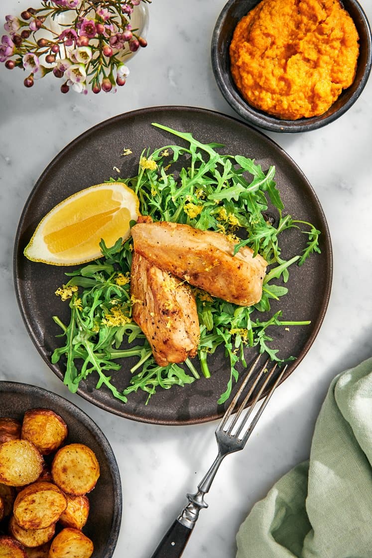 Sitronstekt kyllingfilet med gulrotkrem, ovnsbakte poteter og ruccola