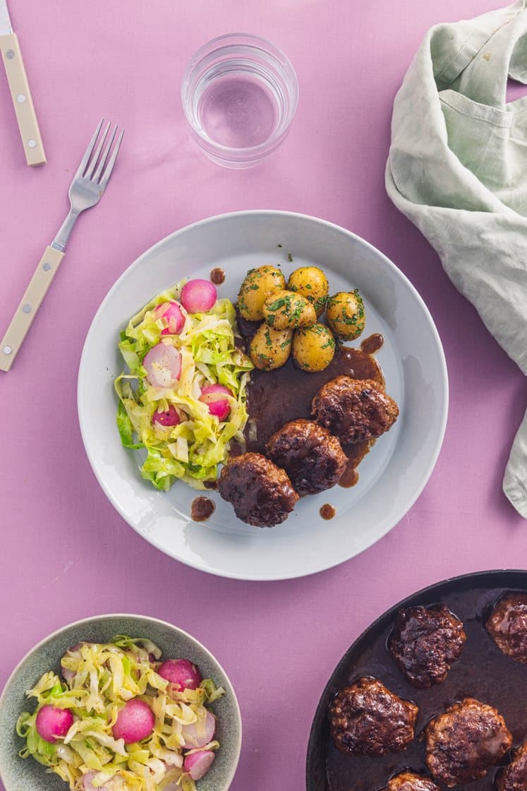 Kjøttkaker med smørdampet spisskål, reddiker og sitruspoteter