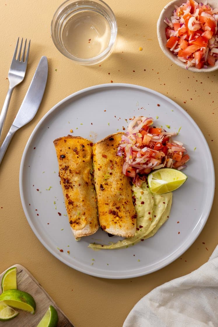 Taquitos fylt med chili con carne med guacamole og fersk tomatsalsa