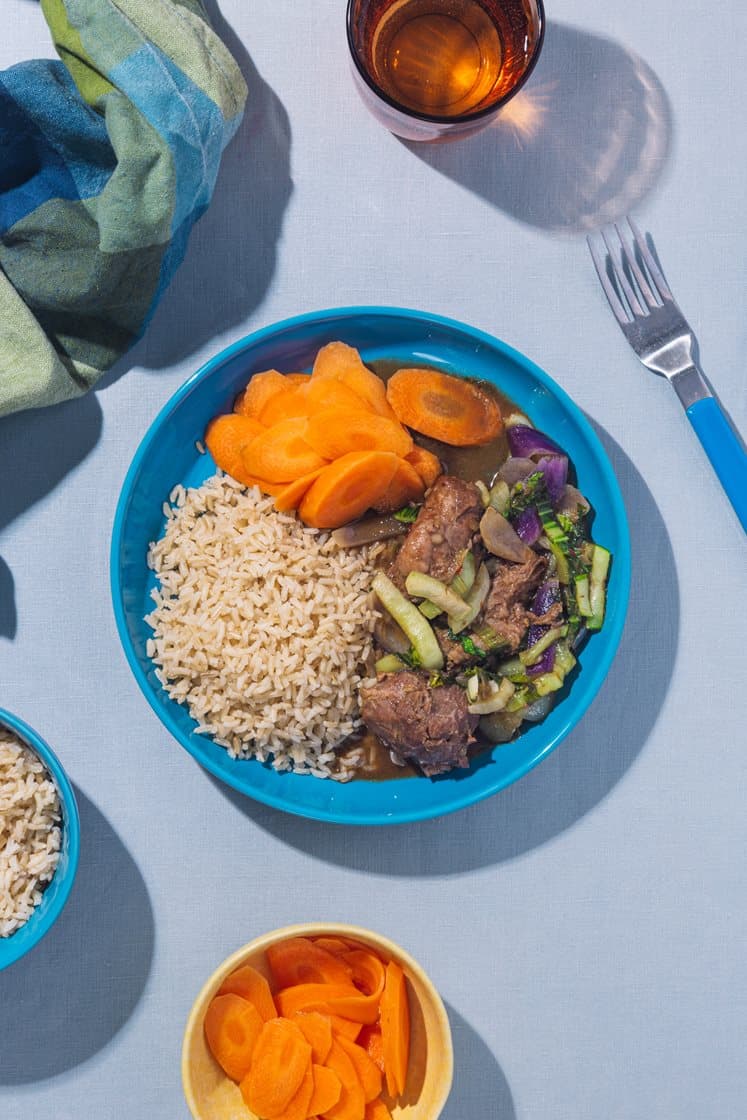 Asiatisk pulled pork med pak choy, syltede gulrøtter og sesamfrø