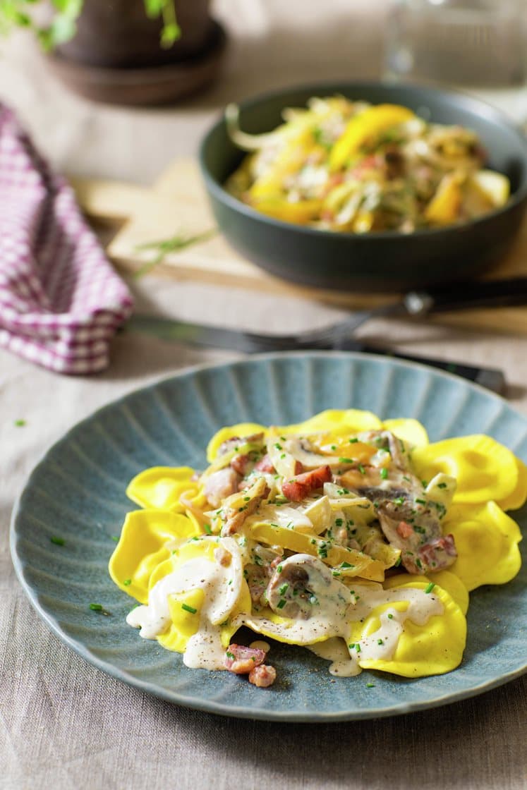 Tortelloni med skinke og ost, kremet bacon, paprika og sopp