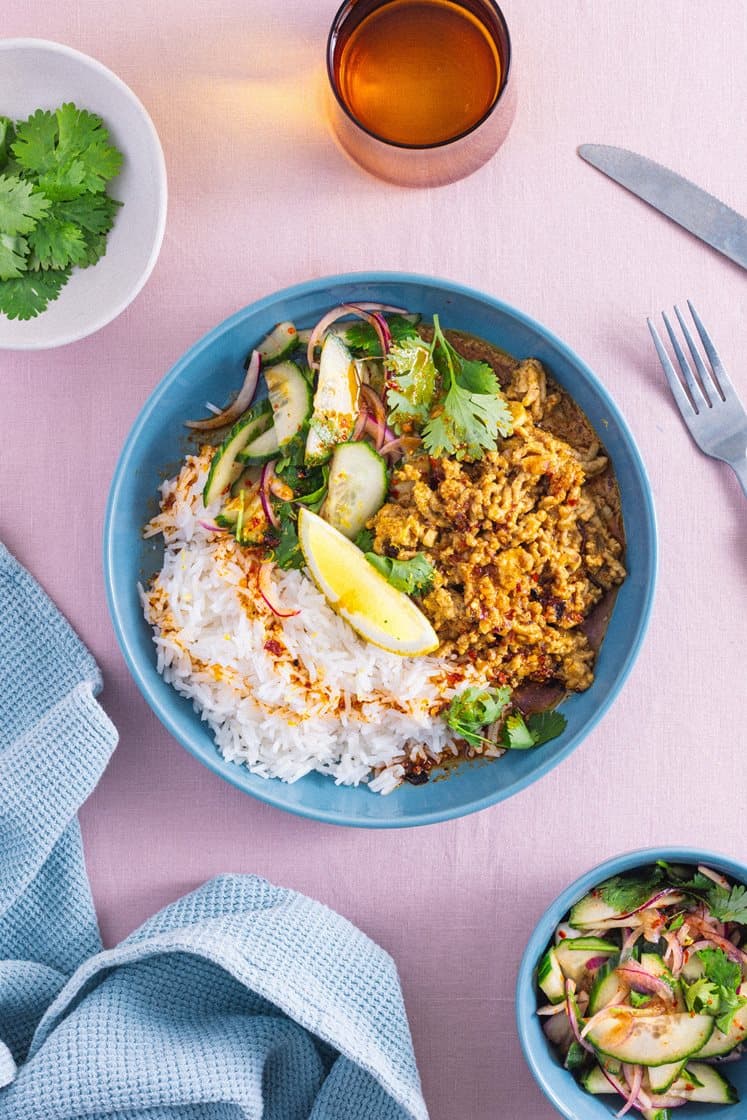 Keema mango curry med ris og indisk agurksalat