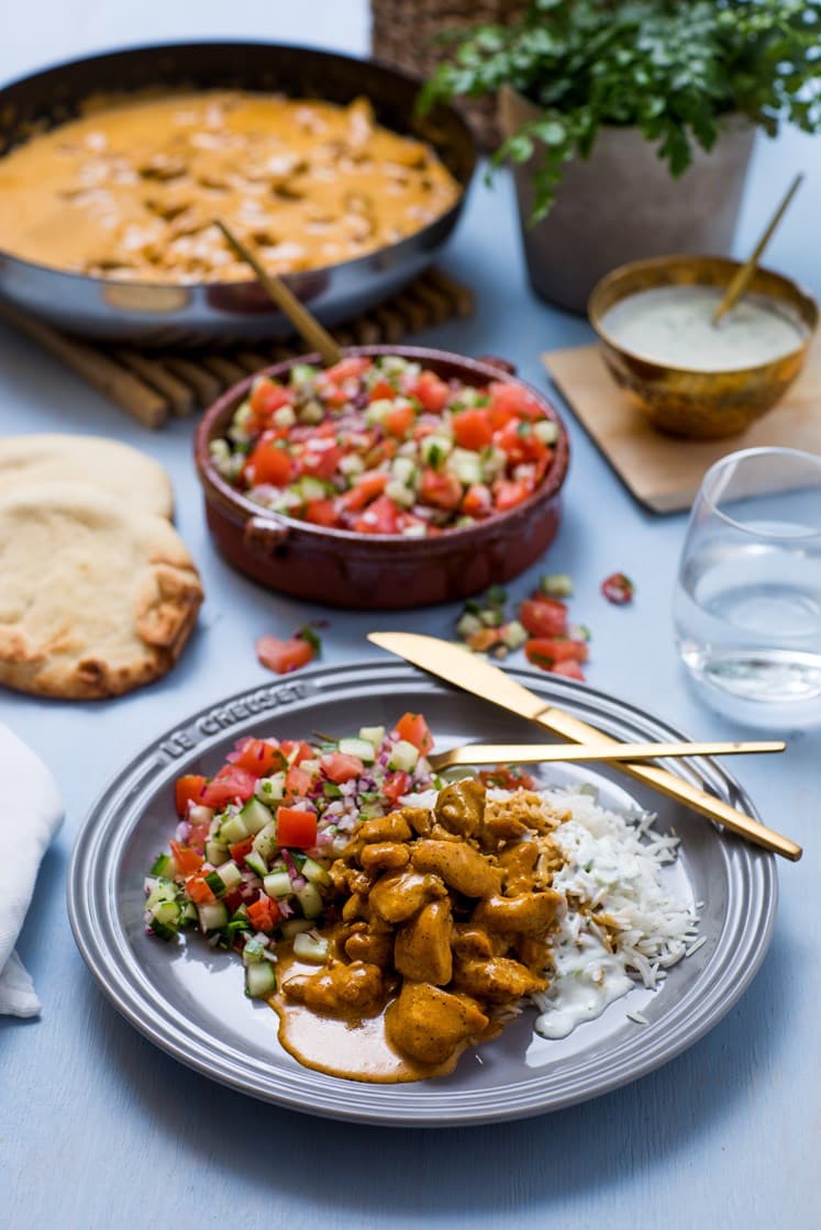 Kylling tikka masala med raita og frisk agurk- og tomatsalat