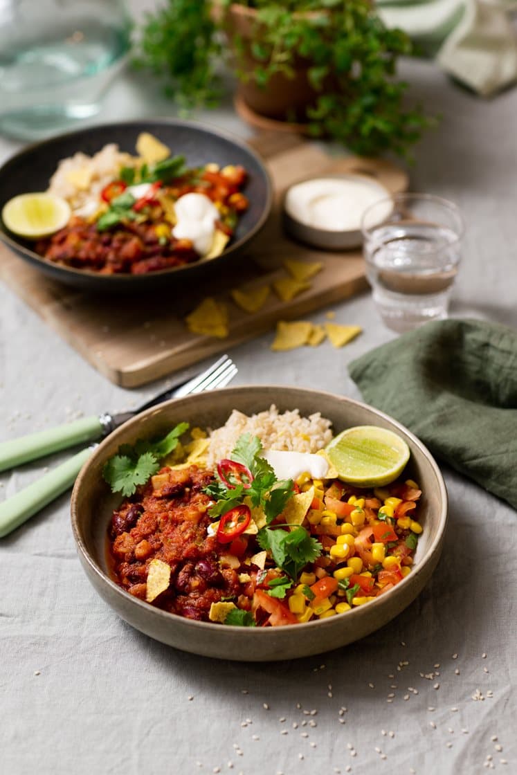 Chili sin carne med maissalsa, tortillachips og fullkornsris