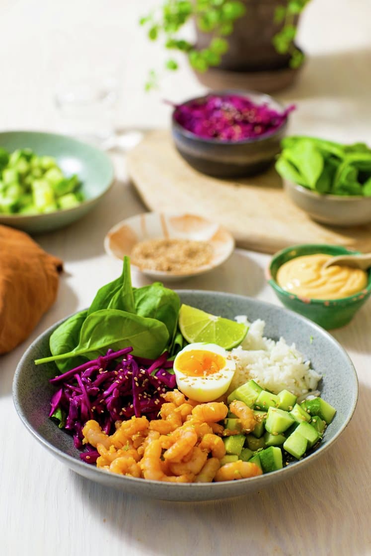 Rekebowl med ingefærsyltet rødkål, kokt egg, chilimajones og sesamfrø