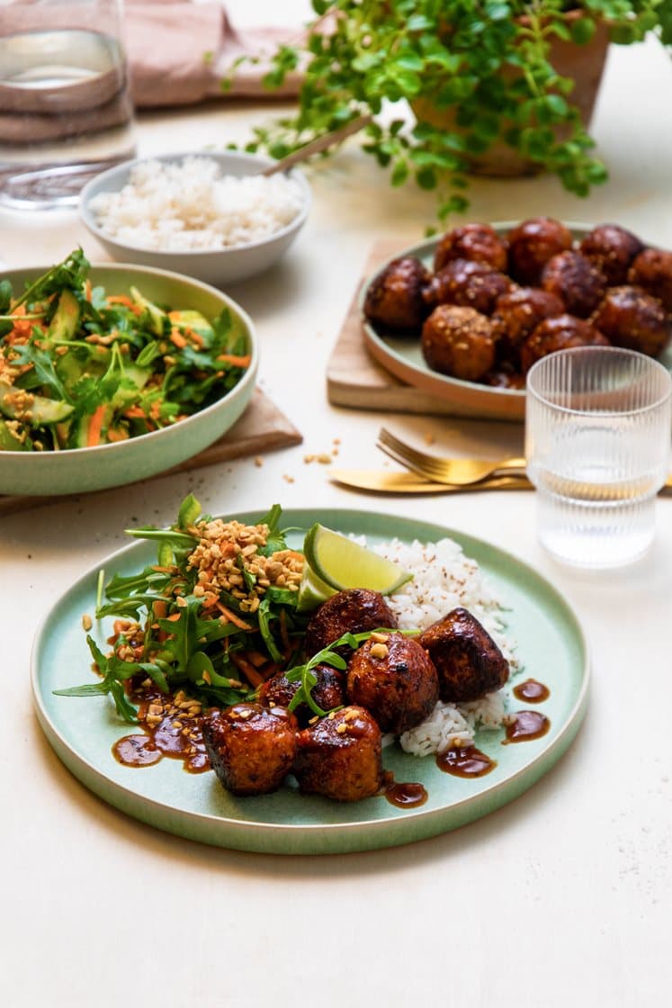 Soya- og ingefærglaserte kyllingkjøttboller med salat med peanøtter og sesamris