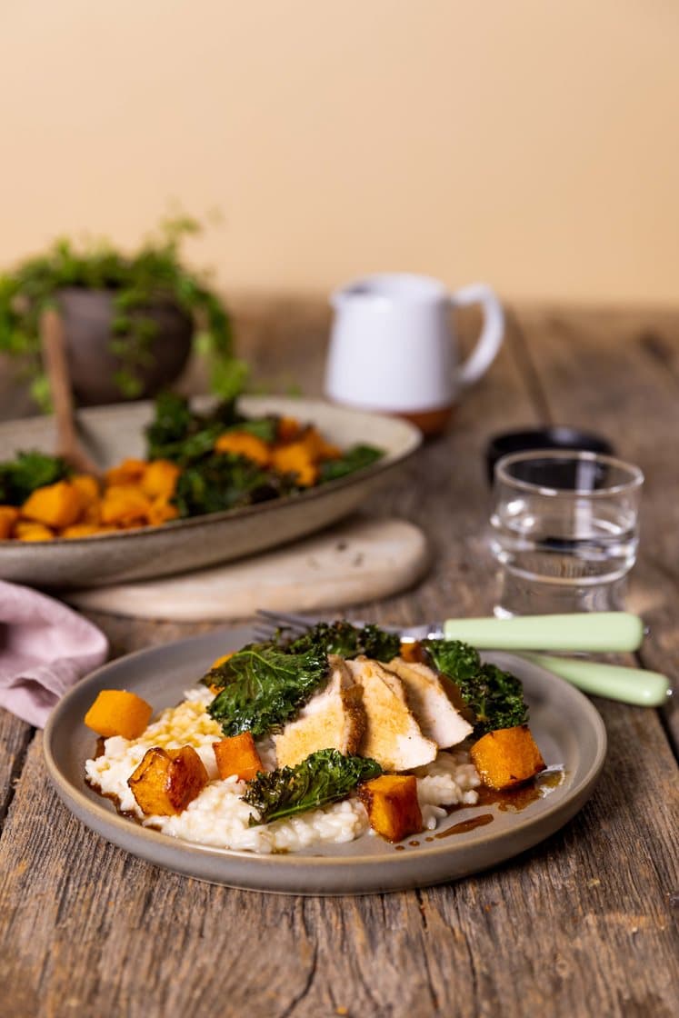 Stekt kyllingbryst med ovnsbakt gresskarrisotto, crispy grønnkål og stekesjy