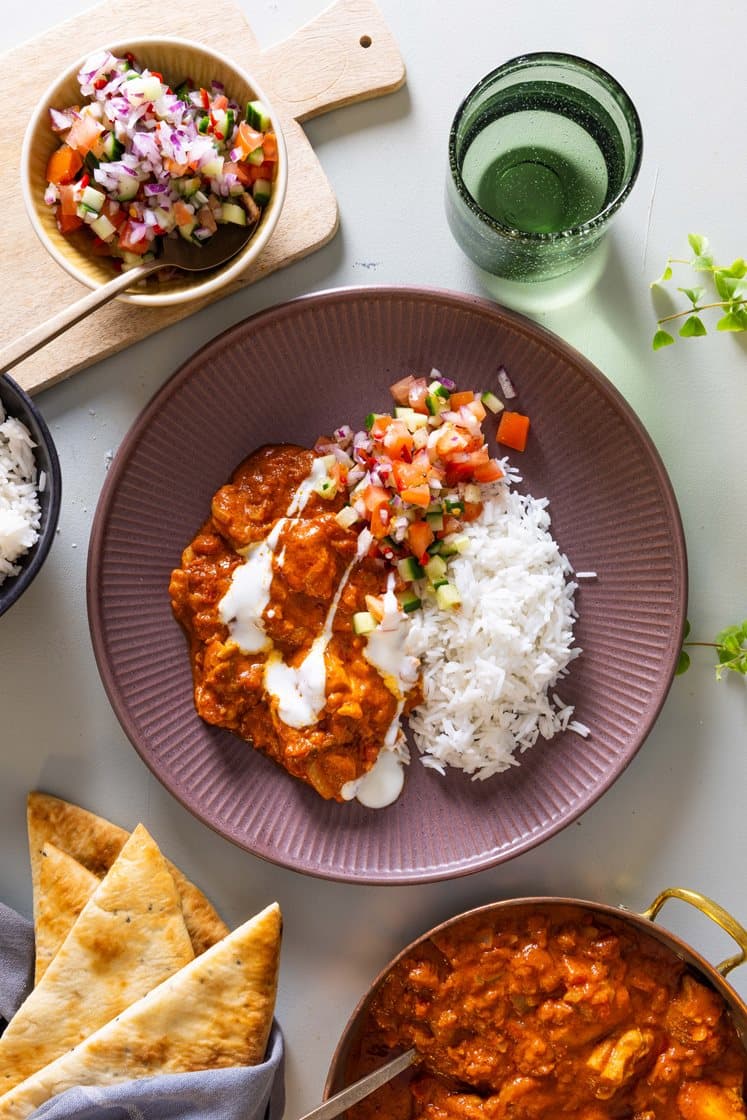 Kylling tikka masala med yoghurt og frisk agurk- og tomatsalat