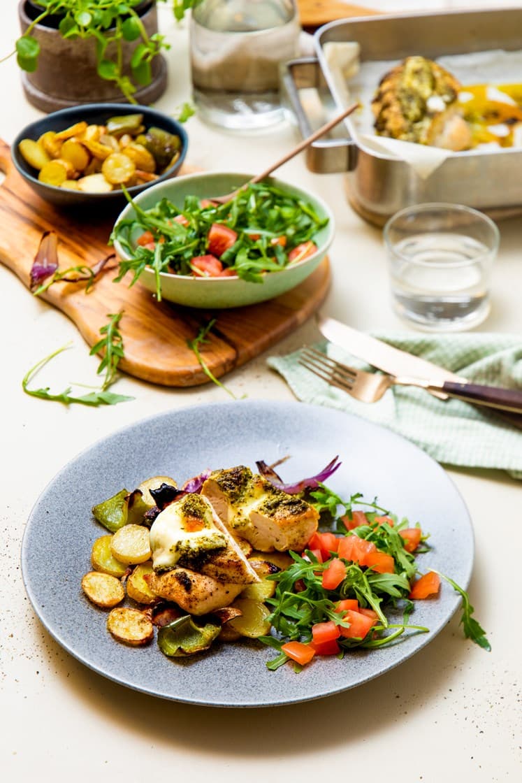 Kyllingfilet med basilikumolje, mozzarella og ovnsbakte potetskiver