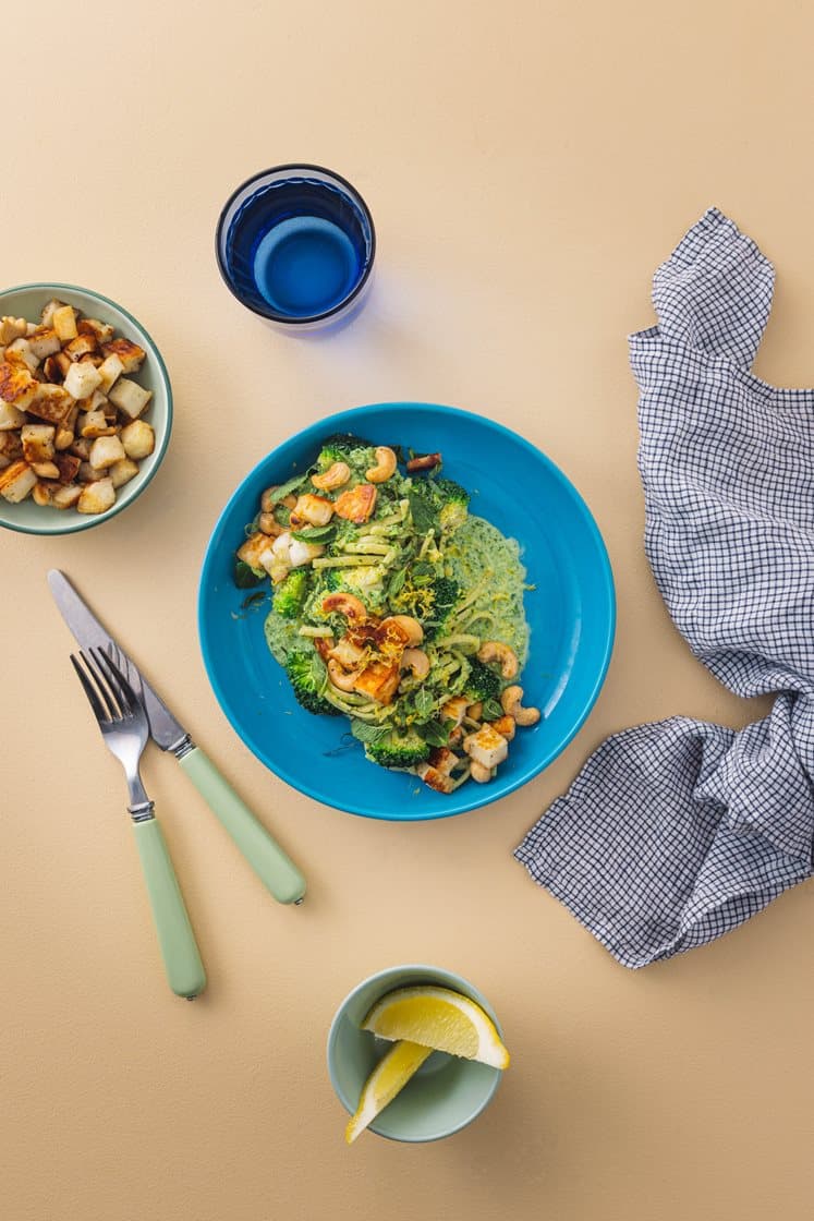 Pasta og brokkoli i kremet grønn saus med stekt halloumi, cashewnøtter og mynte 