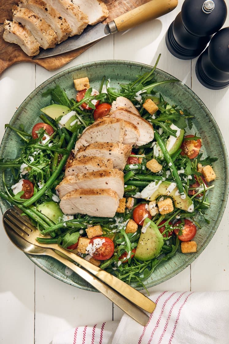 Lun kyllingsalat med avokado, krutonger og urtedressing