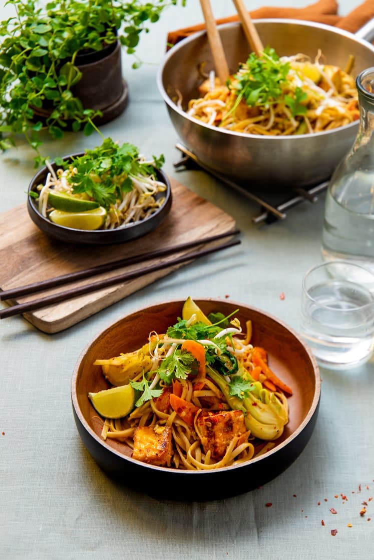 Pad thai med sprø tofu, bønnespirer, pak choy og peanøtter