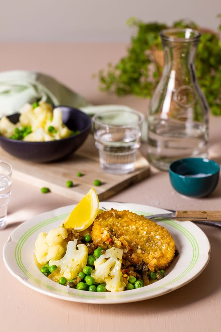 Vegetarschnitzler med blomkål, erter, potetmos og kaperssmør