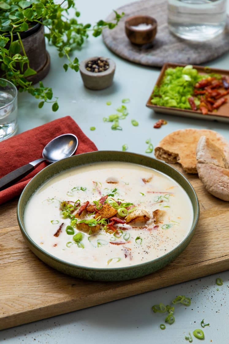 Kremet jordskokksuppe med sprøstekt pepperoni og rustikt brød