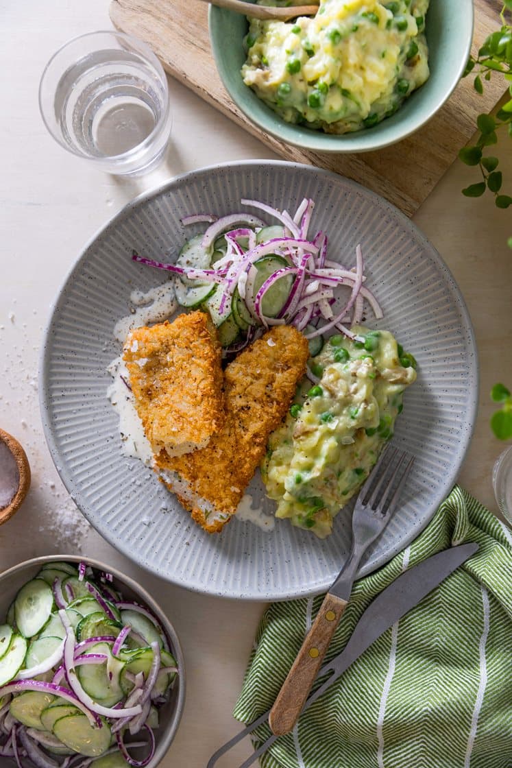 Panert torsk og potetmos med erter, agurksalat i urtedressing 