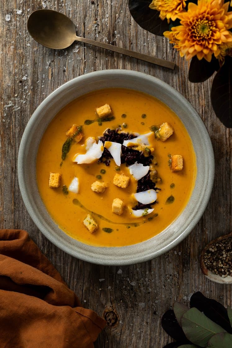 Ovnsbakt gresskarsuppe med lettsaltet torsk, svart ris og pesto