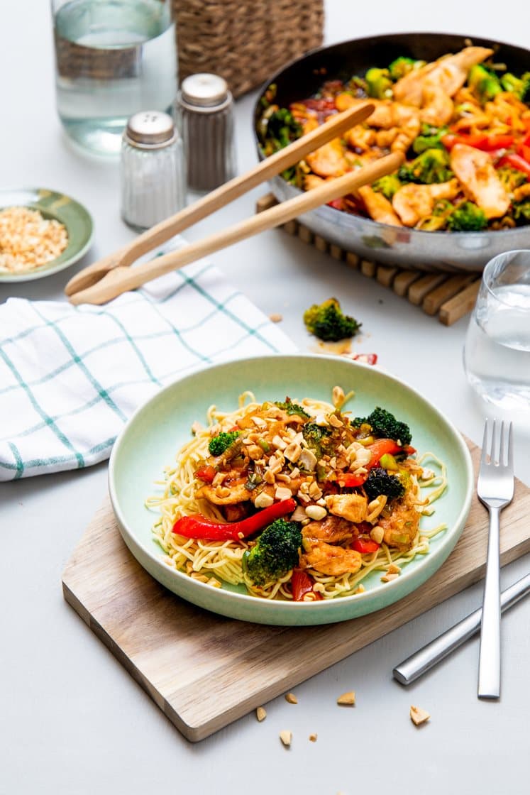 Kyllingwok med eggenudler, grønnkål, paprika og soya- og ingefærsaus