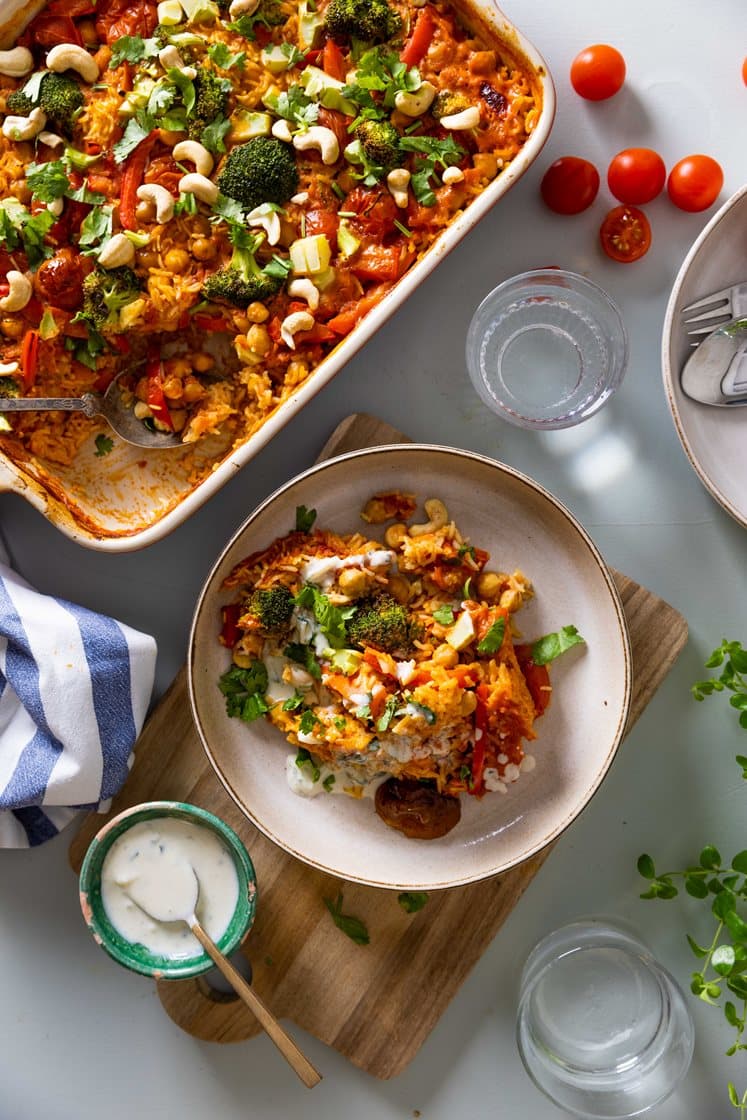 One pot indisk grønnsaksform med kokoskrem, basmatiris, cashewnøtter og mangochutney