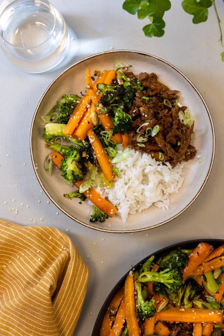 Plantebasert hoisin chunks bowl med sesamstekt brokkoli og ris