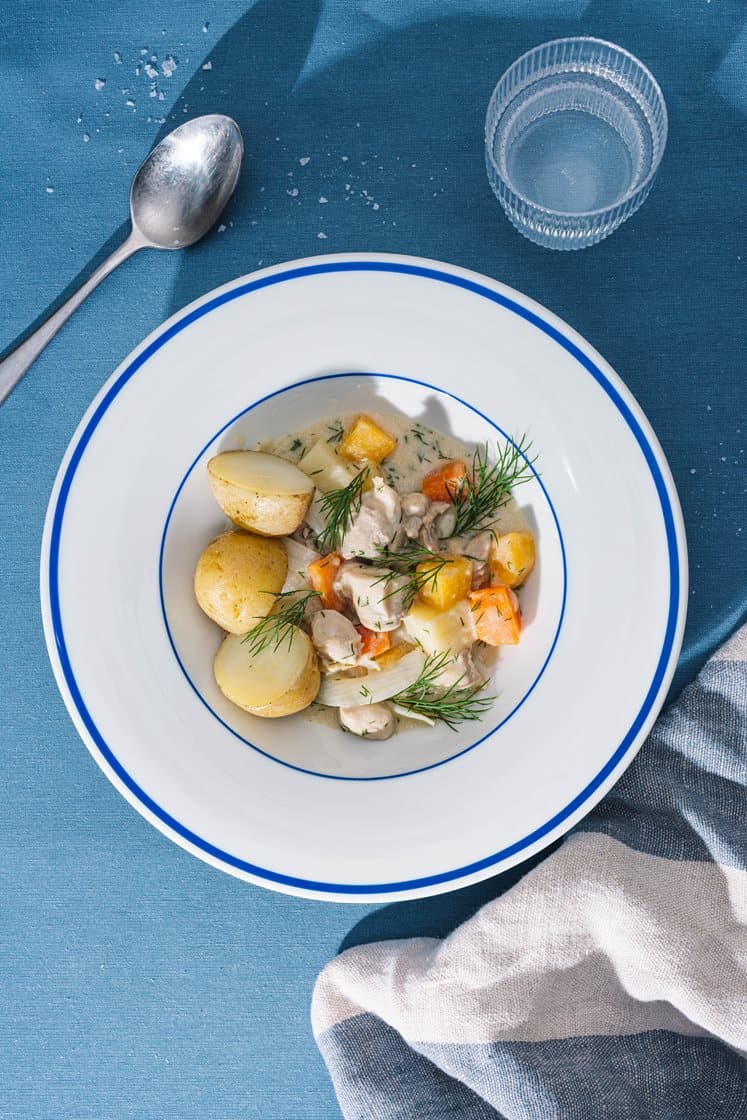 Kyllingfrikassé med pastinakk, gulrot og kålrot, servert med dill 