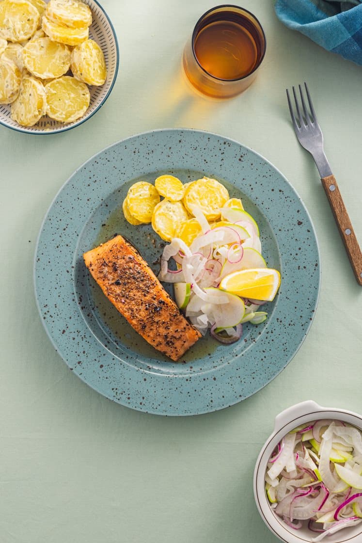 Pepperstekt laksefilet og potetsalat i estragonmajones med frisk fennikel- og eplesalat