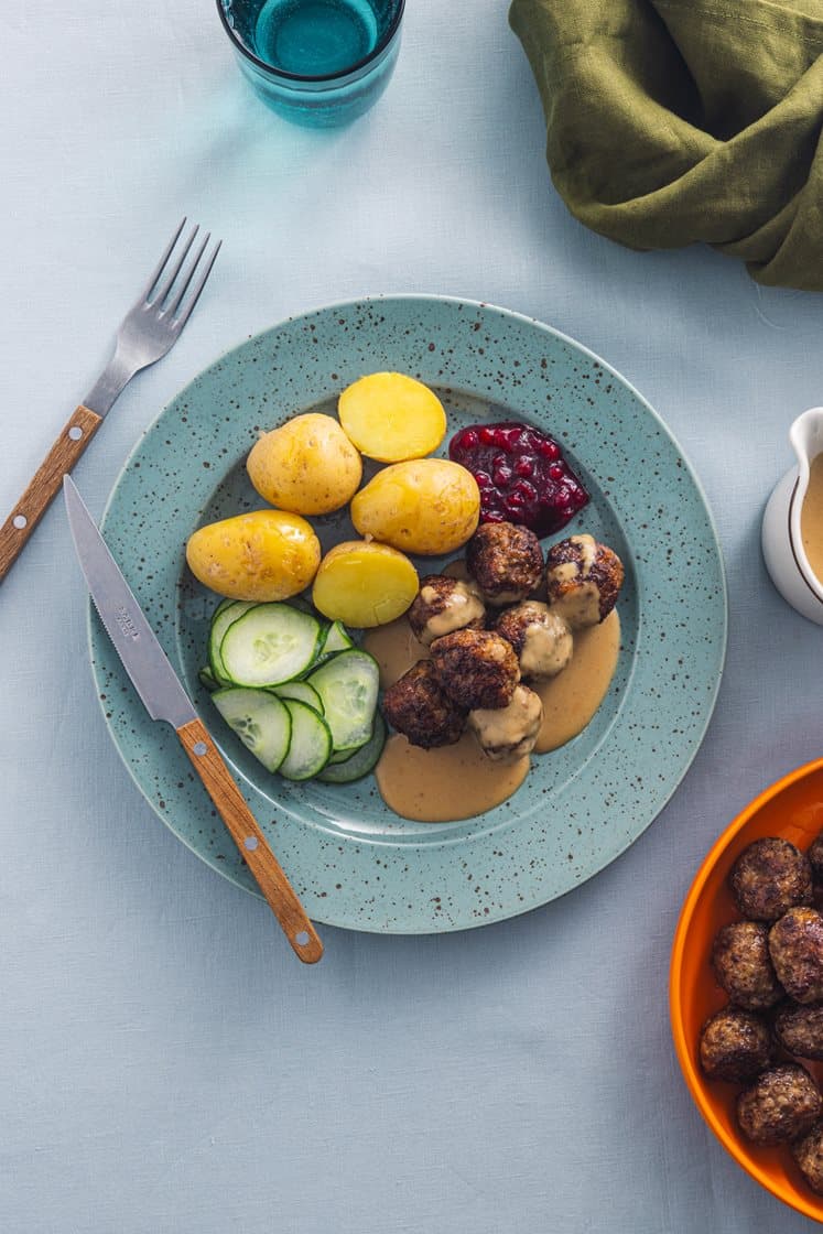 Klassiske svenske kjøttboller med fløtesaus, sylta agurk og rørte tyttebær