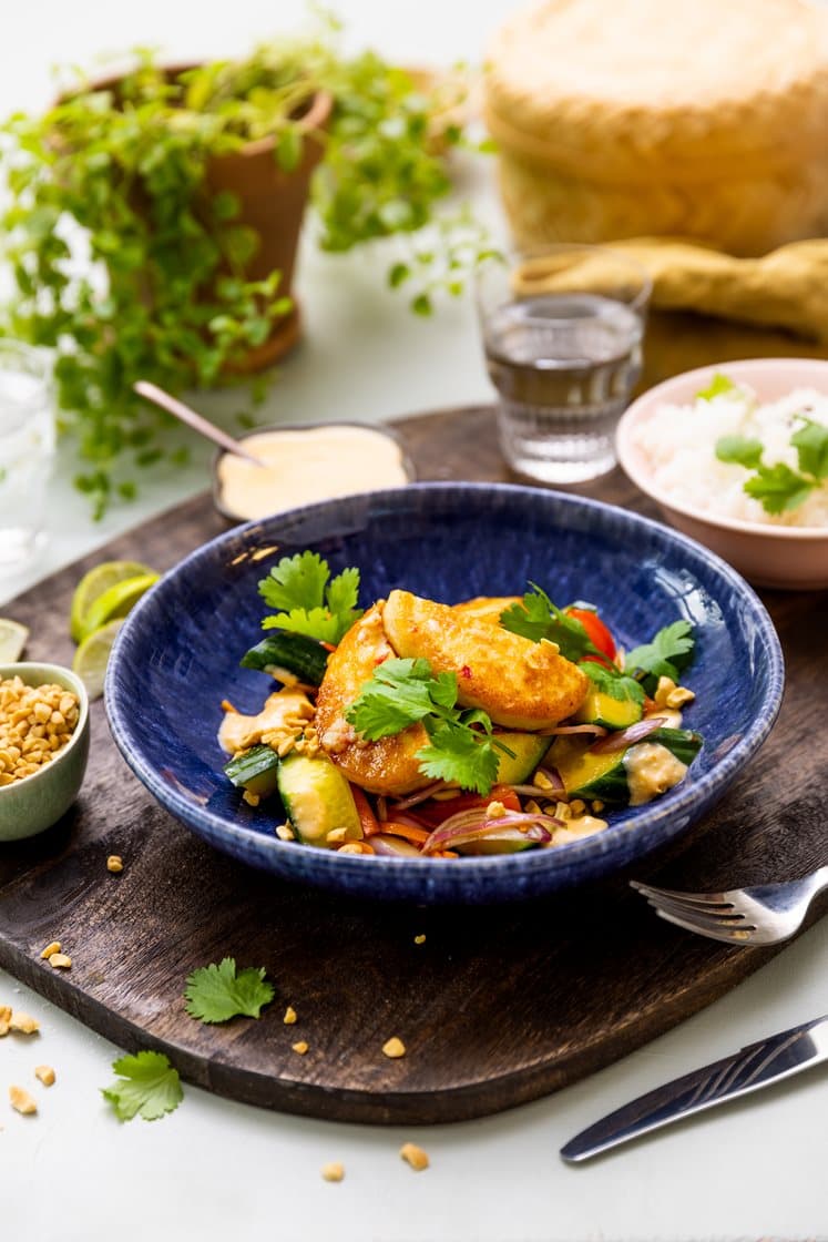 Fiskekaker med chili og ingefær, thaisalat, ris og sataydressing