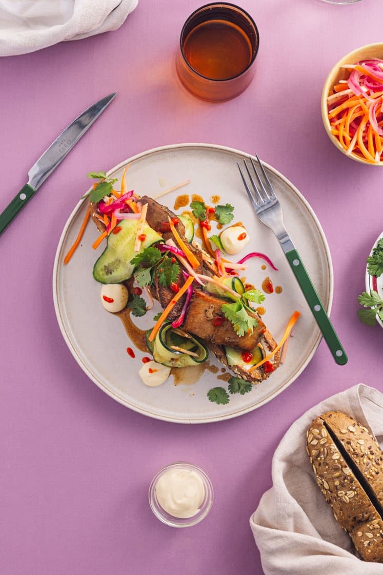Bánh mì - Bagett med soya- og ingefærstekt svinebog, syltede grønnsaker og koriander 