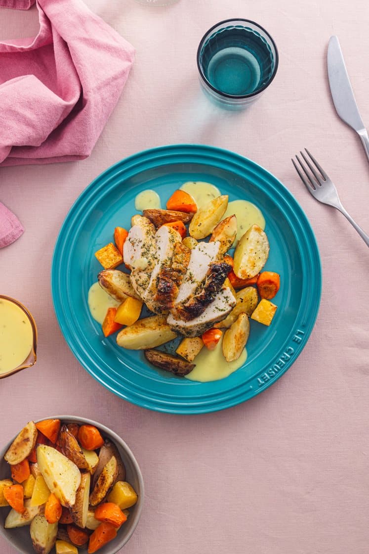 Urtestekt kyllingfilet med ovnsbakte rotgrønnsaker og bearnéssaus