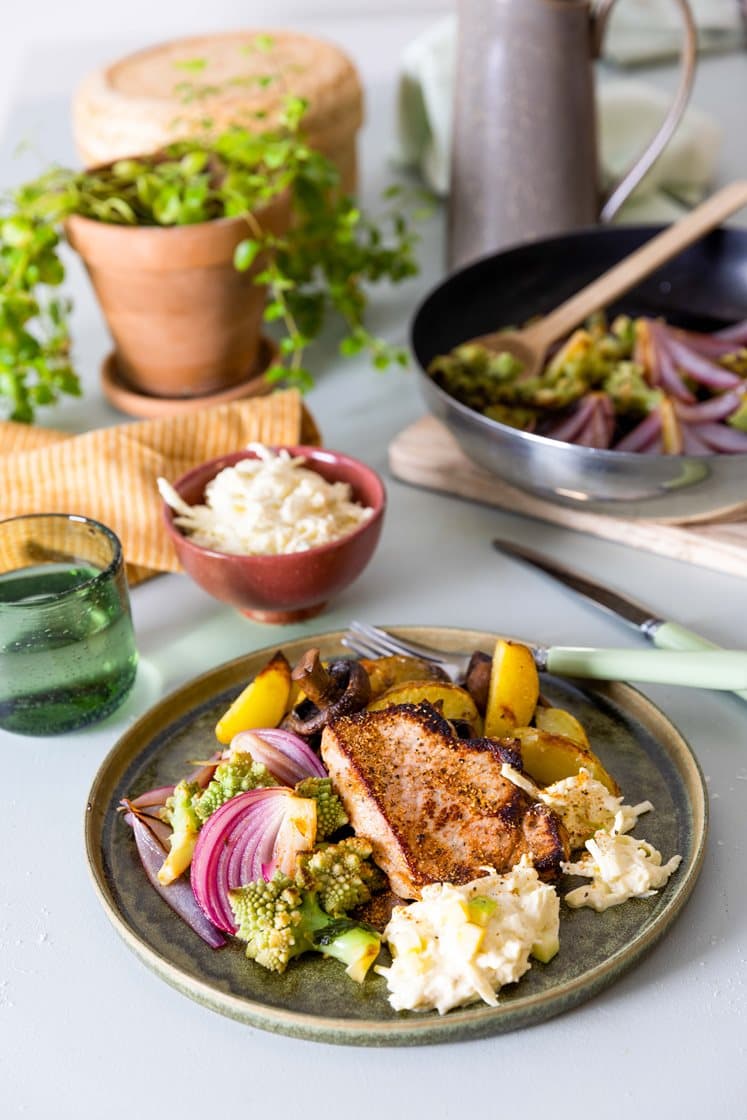 Krydret svinekam med ovnsbakte poteter og sopp, stekt romanesco og selleriremulade