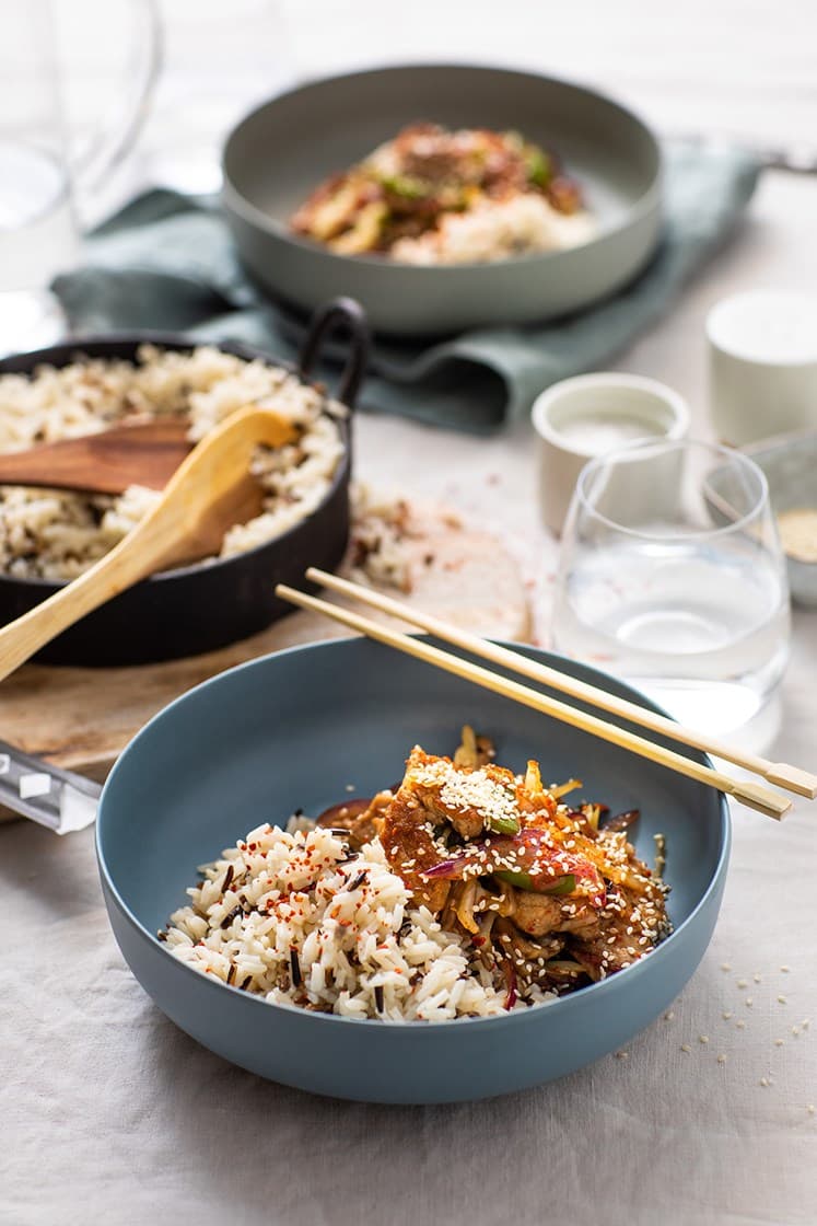 Spicy koreansk svinewok med villris og sesamfrø Oppskrift Godtlevert