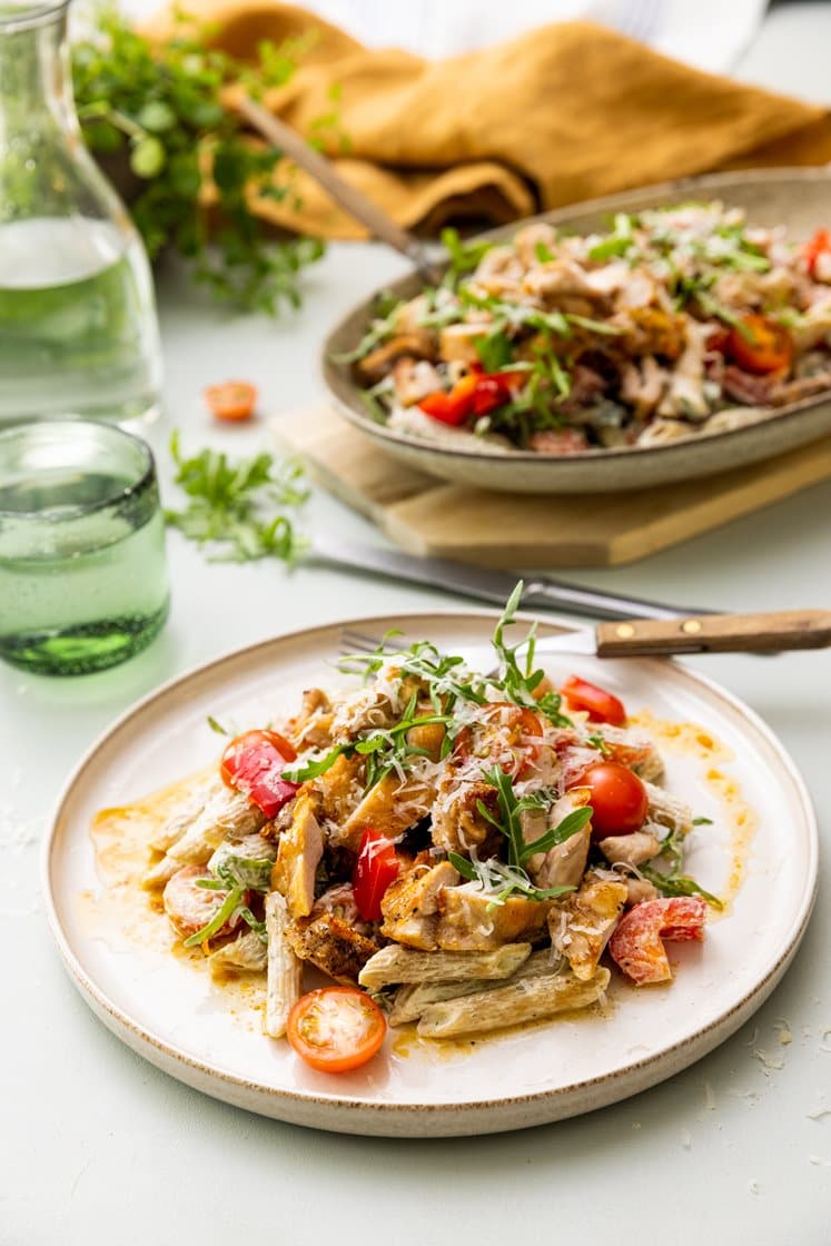 Pastasalat med kylling, grønn pestodressing og Grana Padano