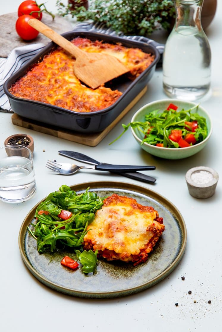 Plantebasert lasagne med ruccola- og tomatsalat