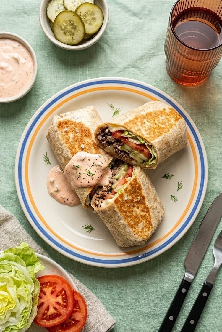 "Cheeseburger"-burritos med hjemmelaget dressing