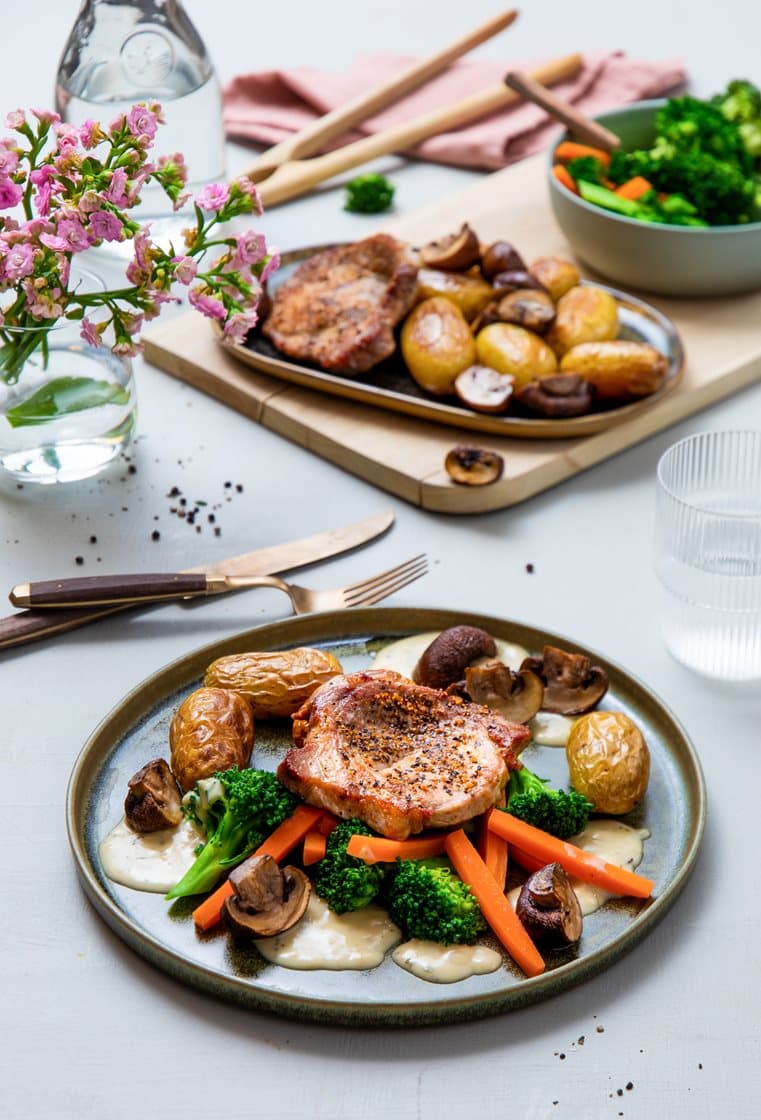 Sitrusstekt svinekam med ovnsbakte poteter og aromasopp, dampet brokkoli og bearnaisesaus