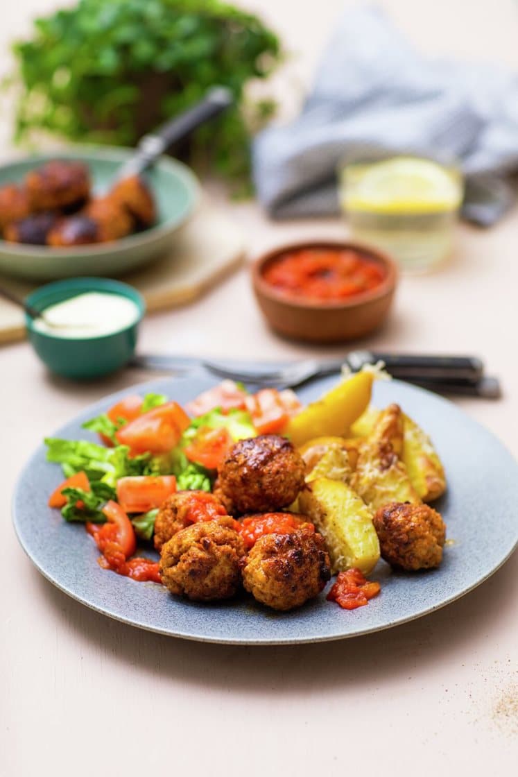 Krydrede kyllingkjøttboller med parmesanpoteter, tomatsalsa og aioli