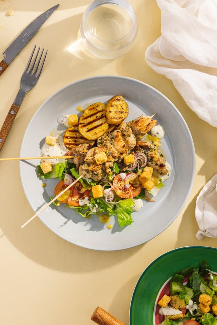 Marinerte kyllingspyd med grillede poteter, tomatsalat og estragonmajones
