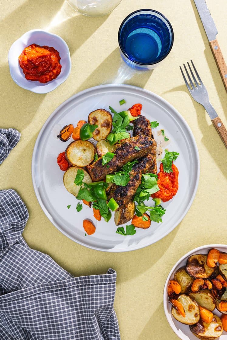 Ćevapcici med ajvar, ovnsbakte poteter, paprika og persille