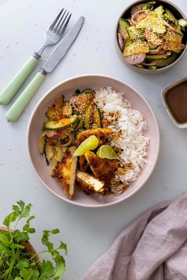 Tofu katsu med ris og frisk agurksalat med sesamfrø - Oppskrift ...