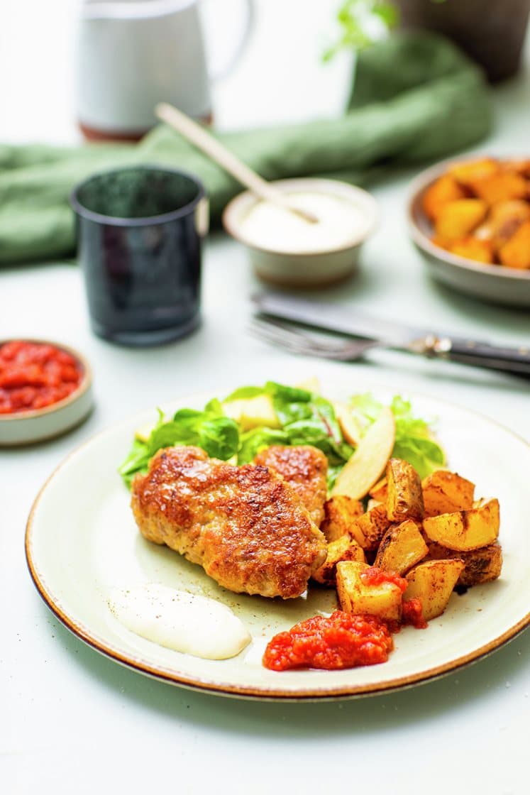 Salsicciaruller med chipotlepoteter og eplesalat