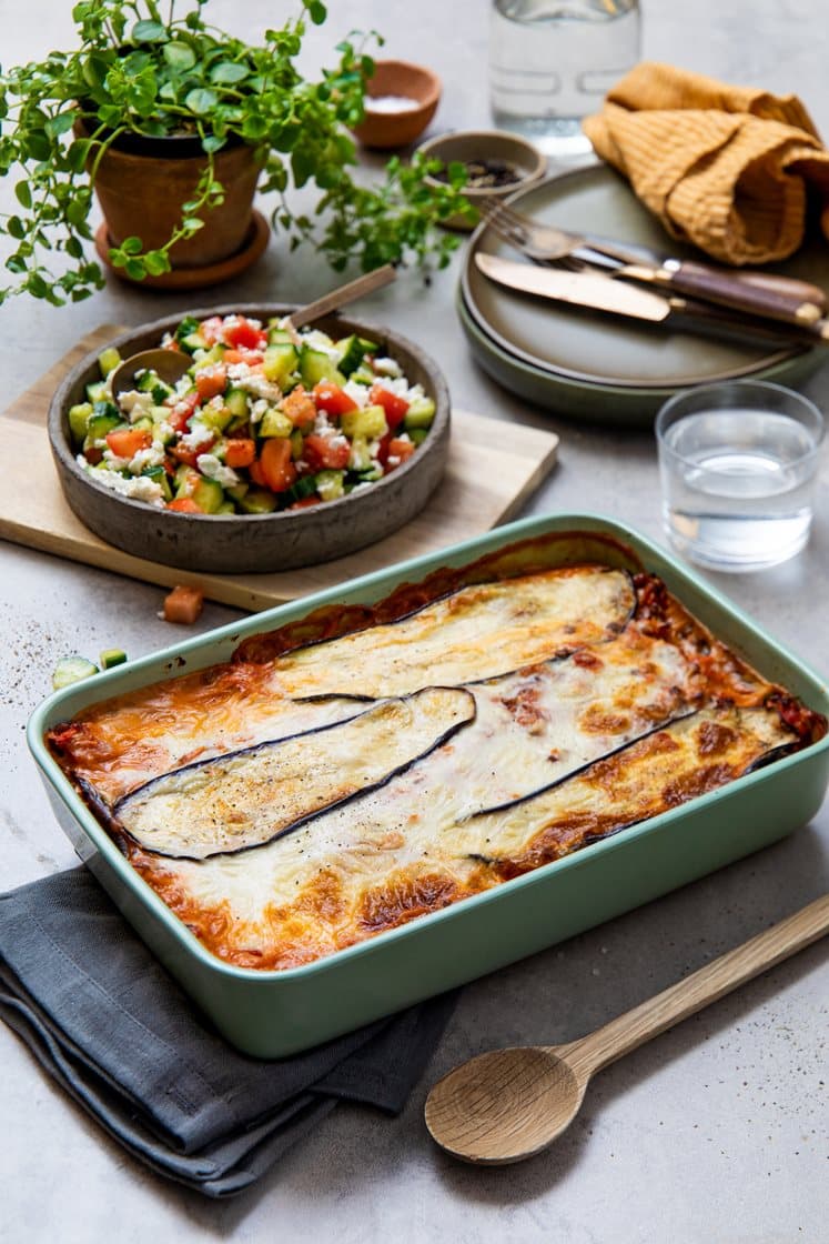 Vegetarmoussaka med aubergine og tomatsalat med feta