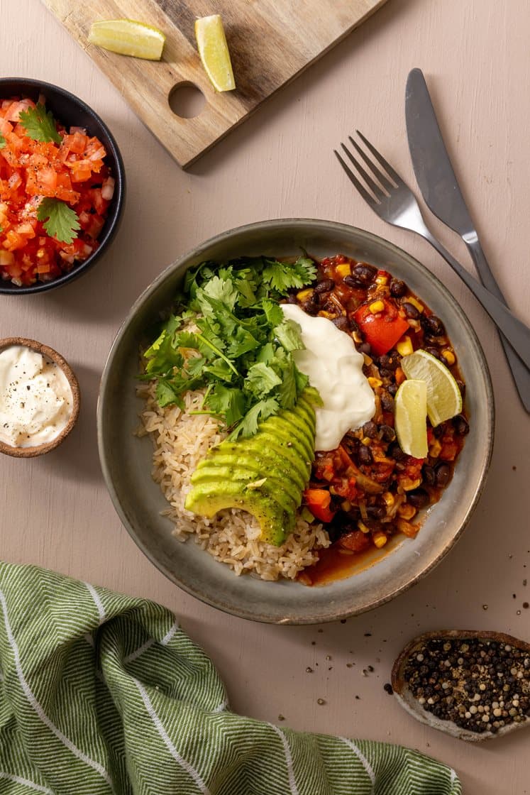 Chili sin carne med fullkornsris, avokado og koriander 