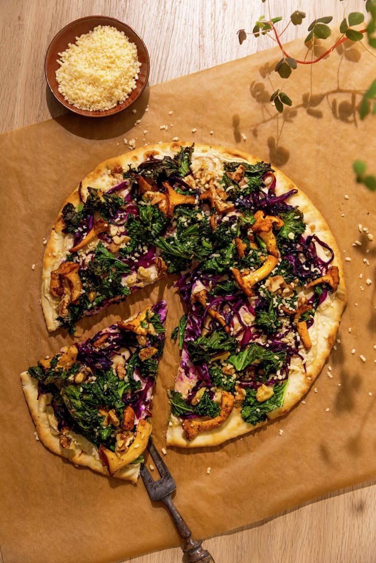 Pizza med steinsoppsaus, syltet rødkål og smørstekte kantareller, toppet med Grande Premium