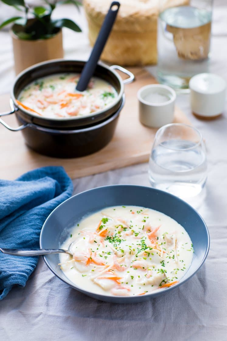 Kremet fiskesuppe med torsk, fennikel, gulrøtter og rustikke multibrød