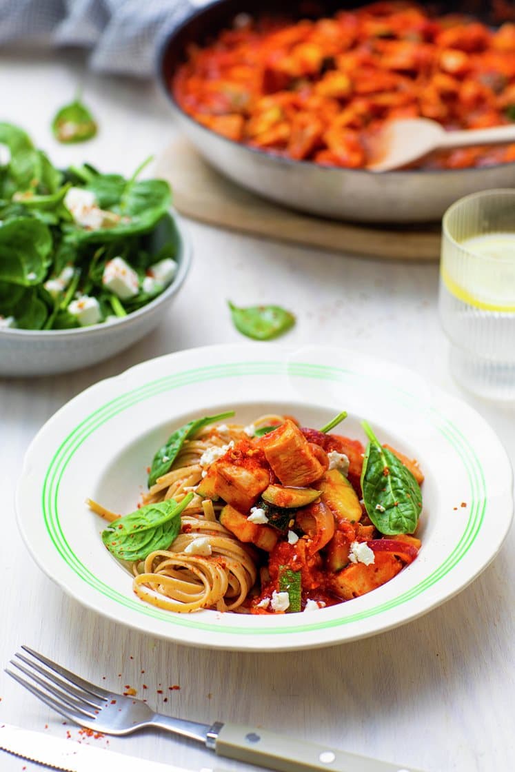 Kyllingpasta med fullkornslinguine og feta- og spinattopping