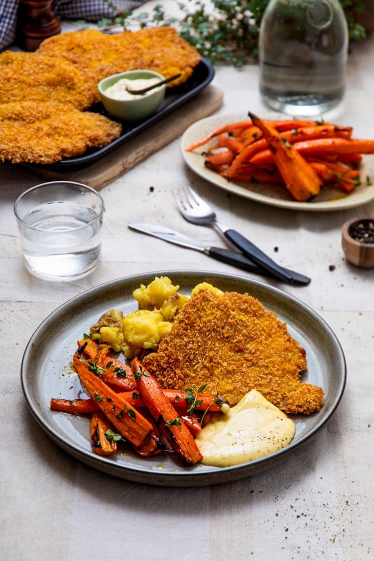 Svineschnitzel med glaserte gulrøtter og knuste poteter