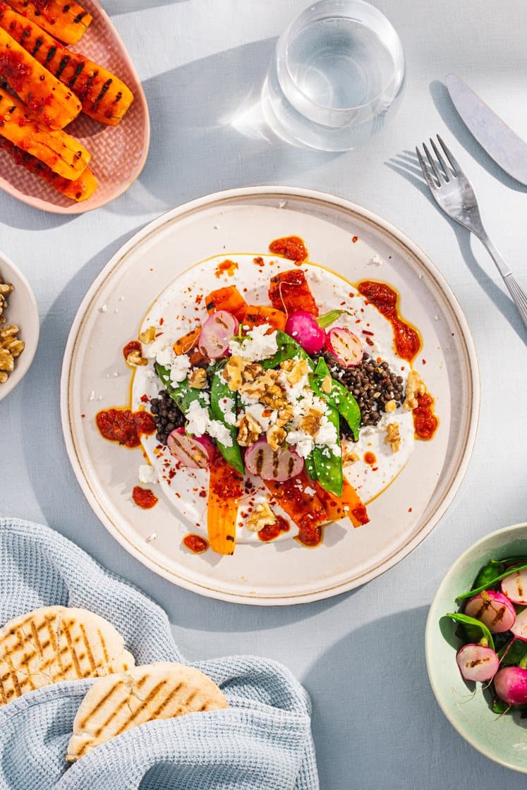 Grillede ajvargulrøtter med fetaost, yoghurtdressing, linser, reddiker og valnøtter